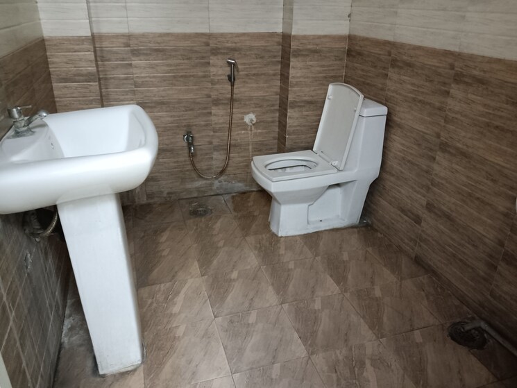 Washroom, sector 2 Commercial Office Space in IT/SEZ 1500 Sq.Ft. In Sector 2 Noida 8795792