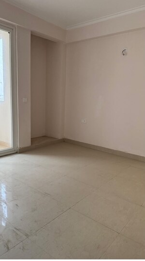 Room in 3 BHK Apartment at Amrapali Golf Homes, Sector 4 Greater Noida – for Sale