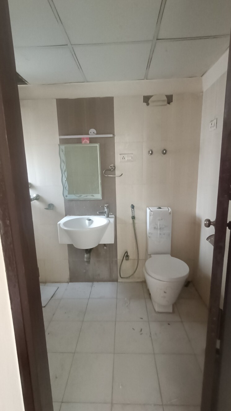 Bathroom, aditya-celebrity-homes 3 Bedroom 1650 Sq.Ft. Apartment In Sector 76 Noida 8795906