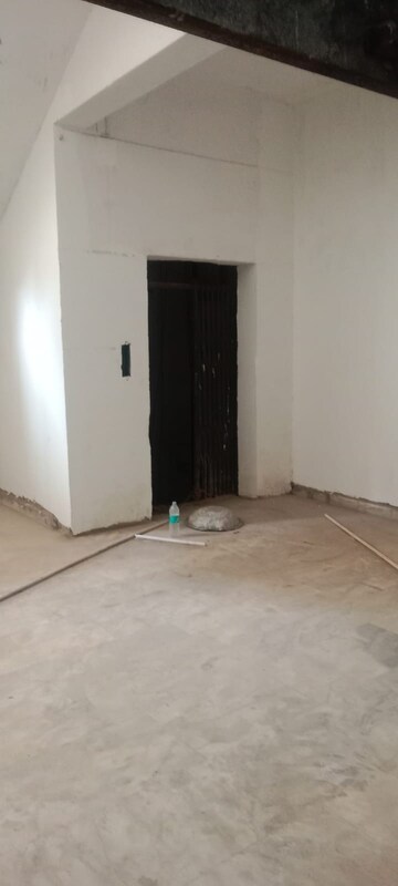 Room in  Industrial Plot at Sector 63 – for Rent