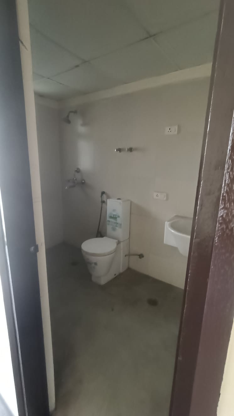 Bathroom, aditya-celebrity-homes 3 Bedroom 1650 Sq.Ft. Apartment In Sector 76 Noida 8795954