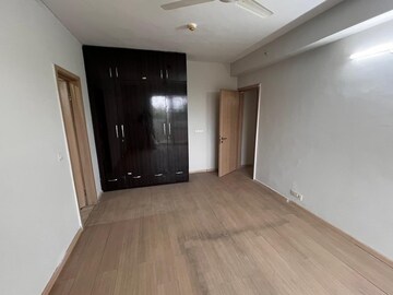 Room in 4 BHK Apartment at DLF New Town Heights Town Houses, Sector 86 – for Rent