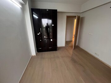 Room in 4 BHK Apartment at DLF New Town Heights Town Houses, Sector 86 – for Rent