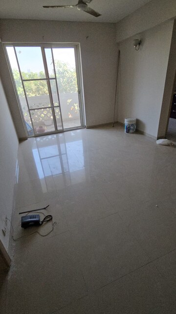 Room in 4 BHK Apartment at DLF New Town Heights Town Houses, Sector 86 – for Rent
