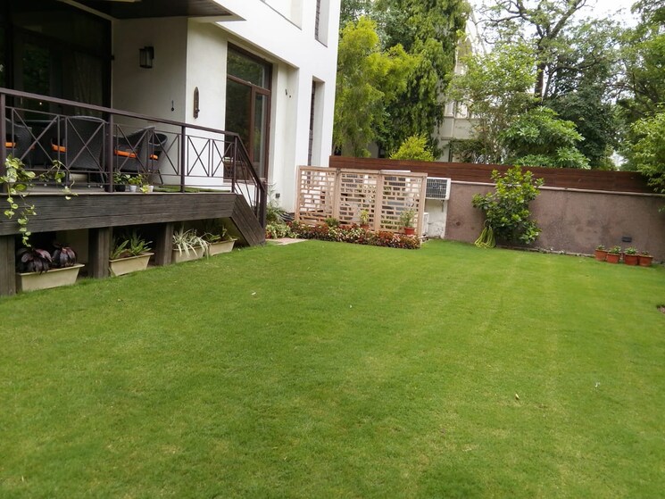  Parking, jor bagh 4 Bedroom 575 Sq.Yd. Builder Floor In Jor Bagh Delhi 8796014