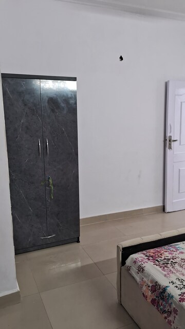 Furnished Amenities in 4 BHK Builder Floor at Rajouri Garden – for Rent