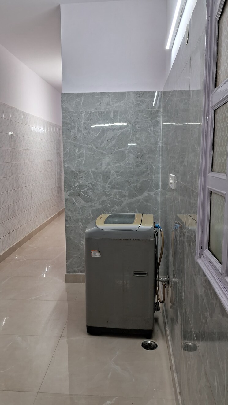 Bathroom, rajouri garden 4 Bedroom 290 Sq.Yd. Builder Floor In Rajouri Garden Delhi 8796107