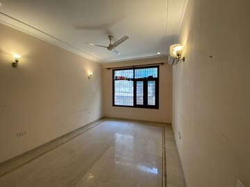Room in 3 BHK Builder Floor at Safdarjung Enclave – for Rent