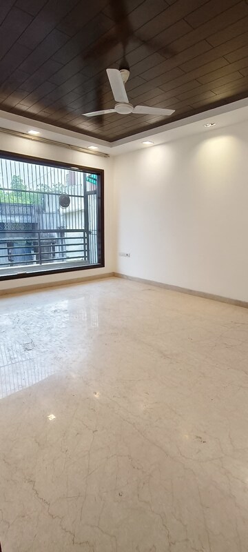 Room in 4 BHK Builder Floor at Safdarjung Enclave – for Rent