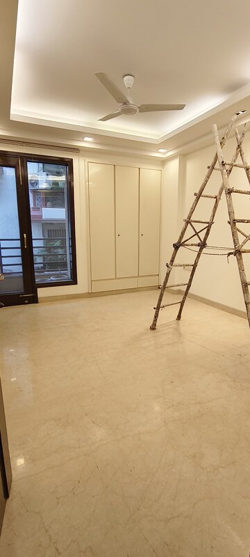 Room in 4 BHK Builder Floor at Safdarjung Enclave – for Rent