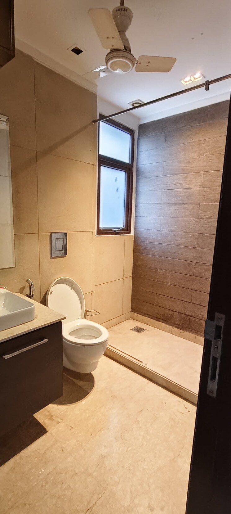 Bathroom, safdarjung enclave 4 Bedroom 500 Sq.Yd. Builder Floor In Safdarjung Enclave Delhi 8796148