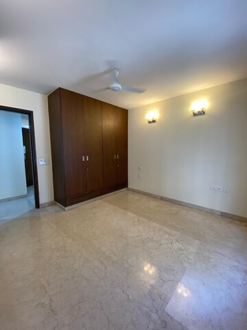 Room in 3 BHK Builder Floor at Defence Colony – for Rent