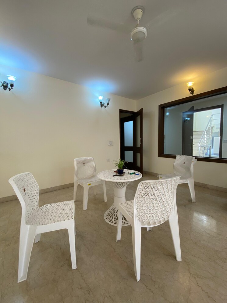 Living Room, defence colony 3 Bedroom 325 Sq.Yd. Builder Floor In Defence Colony Delhi 8796172