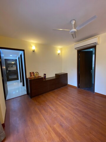 Room in 3 BHK Builder Floor at Defence Colony – for Rent