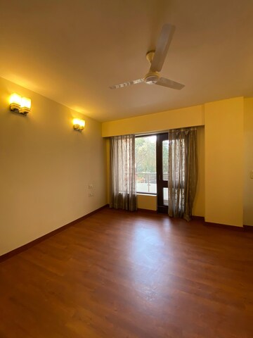 Room in 3 BHK Builder Floor at Defence Colony – for Rent