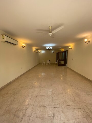 Room in 3 BHK Builder Floor at Defence Colony – for Rent