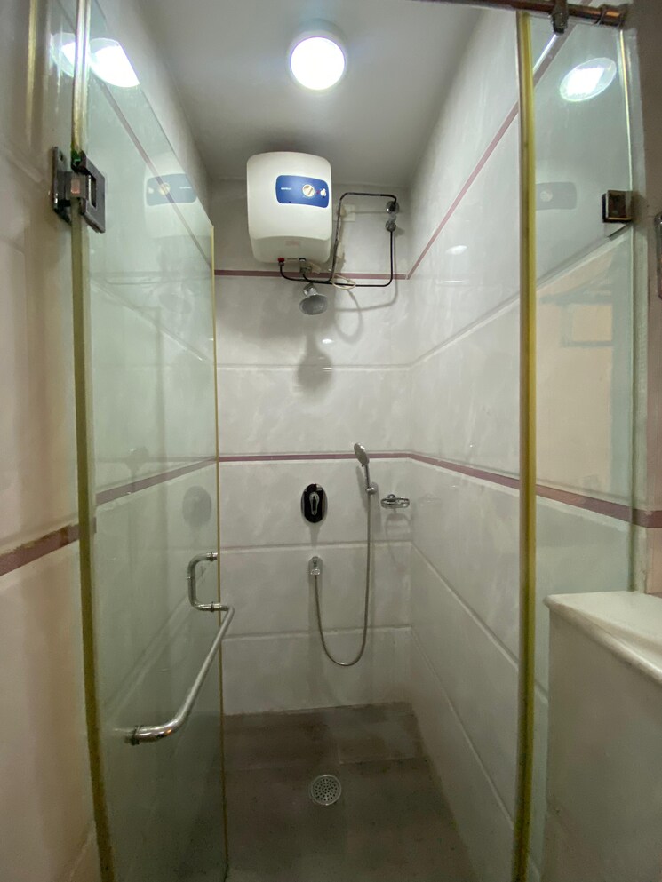 Bathroom, defence colony 3 Bedroom 325 Sq.Yd. Builder Floor In Defence Colony Delhi 8796172