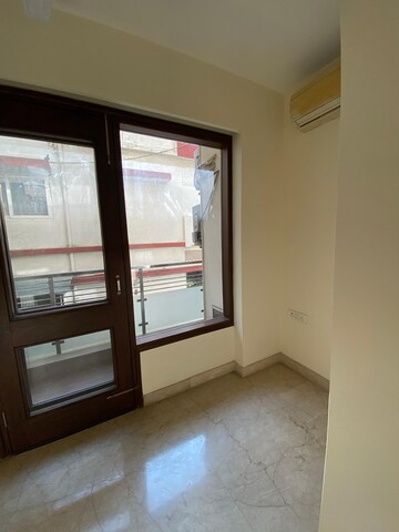 Room in 3 BHK Builder Floor at Defence Colony – for Rent