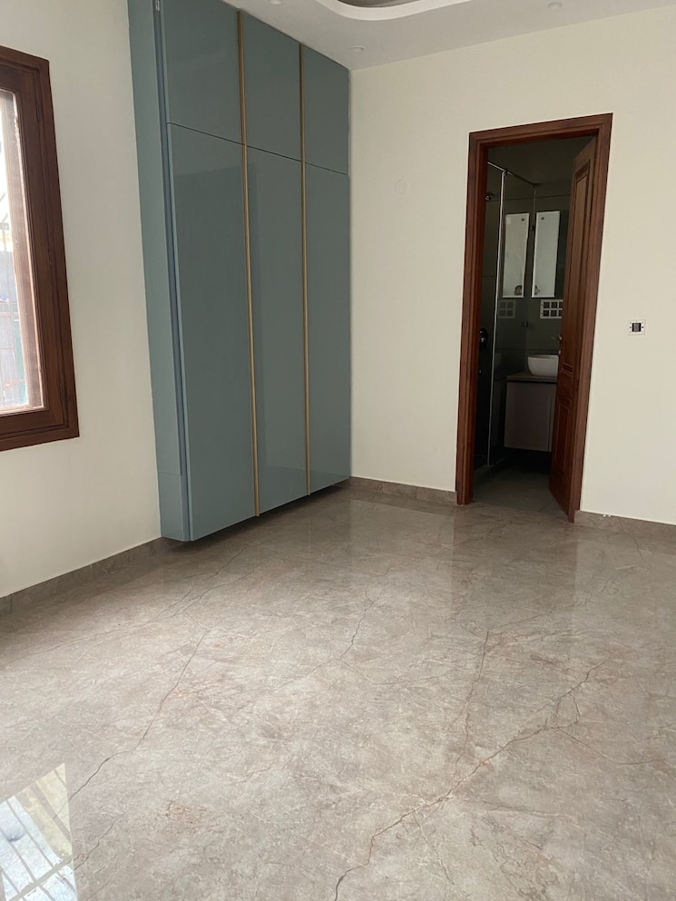 Room, defence colony 3 Bedroom 325 Sq.Yd. Builder Floor In Defence Colony Delhi 8796221