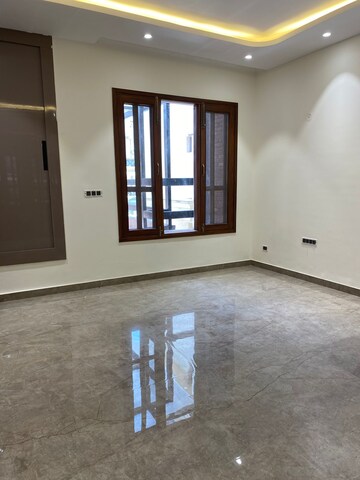 Room in 3 BHK Builder Floor at Defence Colony – for Rent