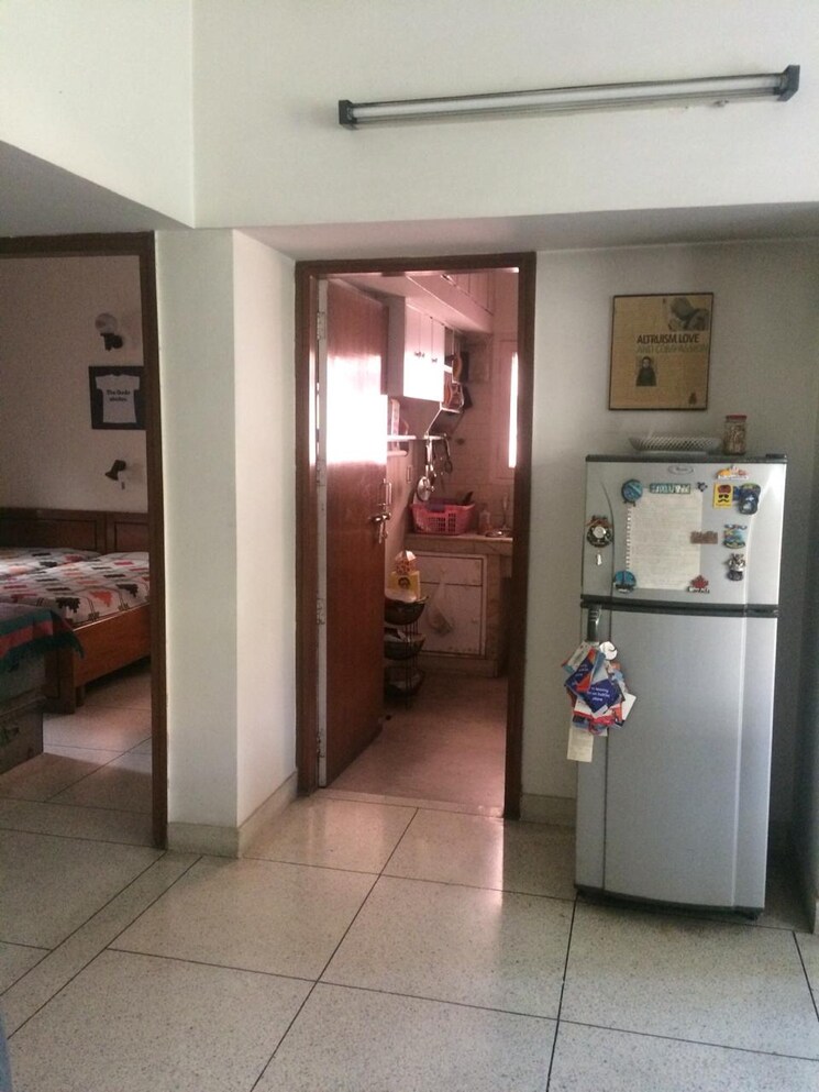  Parking, east of kailash 2 Bedroom 200 Sq.Yd. Builder Floor In East Of Kailash Delhi 8796271