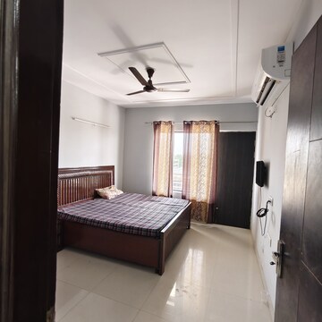Bedroom in 5 BHK Builder Floor at Sector 45 – for Rent