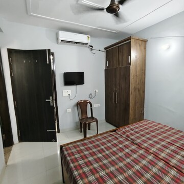 Bedroom in 5 BHK Builder Floor at Sector 45 – for Rent