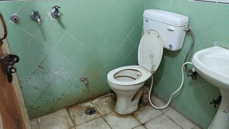 Bathroom, vaishali sector 5 1 Bedroom 550 Sq.Ft. Builder Floor In Vaishali Sector 5 Ghaziabad 8796367