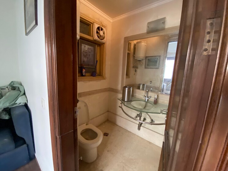 Bathroom, greater kailash part 3 3 Bedroom 217 Sq.Yd. Builder Floor In Greater Kailash Part 3 Delhi 8796366