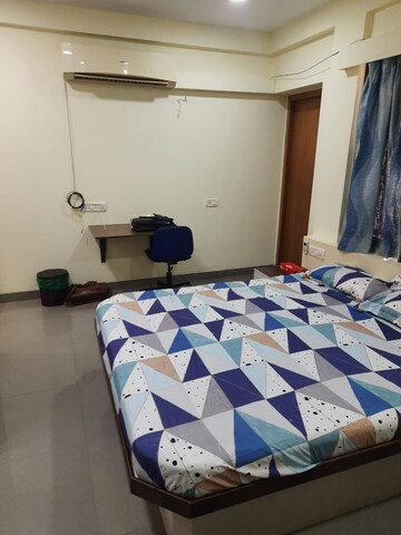 Master Bedroom in 3 BHK Apartment at Grant Road East – for Rent
