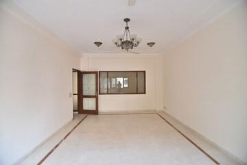 Room in 3 BHK Builder Floor at Defence Colony – for Rent