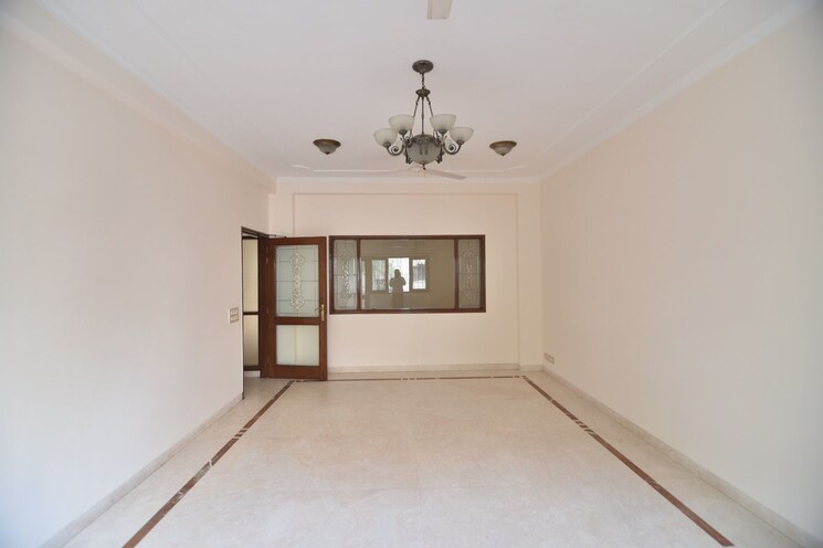 Room, defence colony 3 Bedroom 300 Sq.Yd. Builder Floor In Defence Colony Delhi 8796376