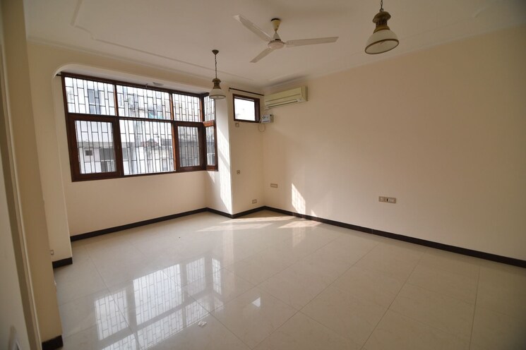 Room, defence colony 3 Bedroom 300 Sq.Yd. Builder Floor In Defence Colony Delhi 8796376