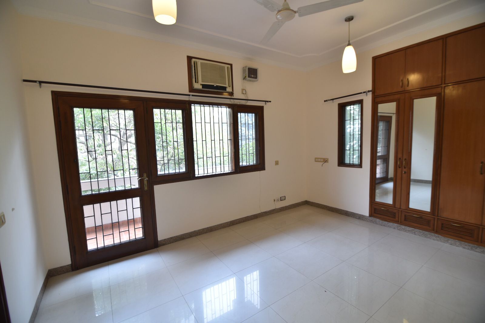 3 BHK + Servant Room Builder Floor For Rent in Defence Colony