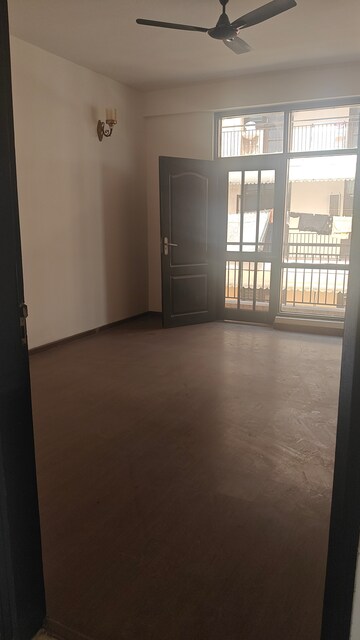 Room in 3 BHK Apartment at Ambika Florence Park, North Mullanpur – for Rent