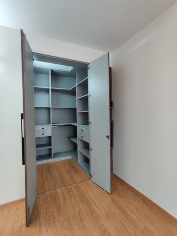 Room in 2.5 BHK Apartment at Mantri Lithos, Thanisandra – for Rent