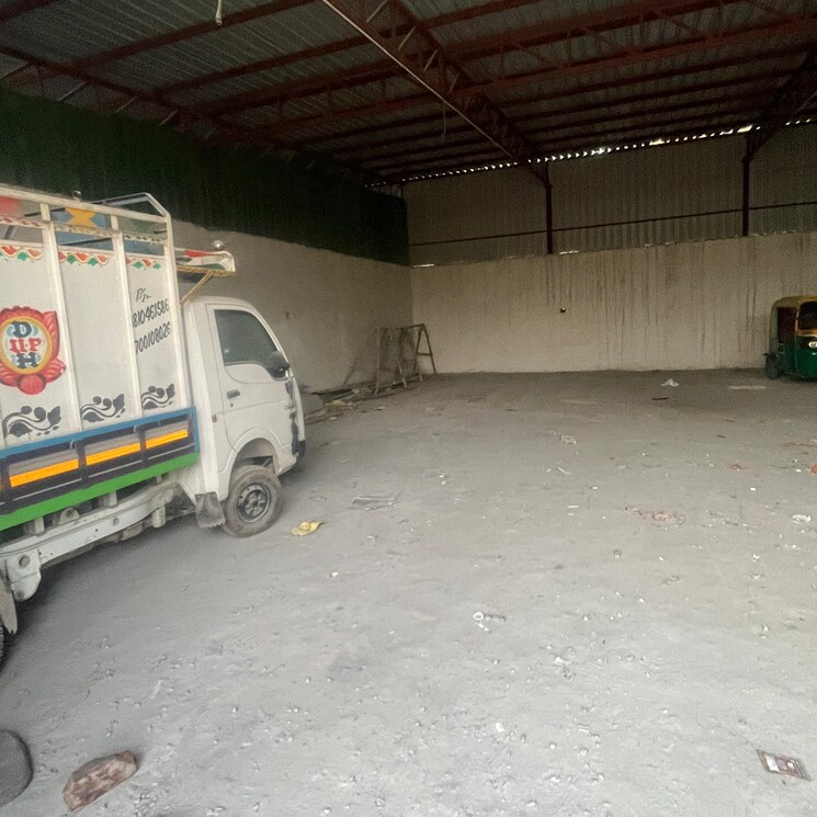  Parking, satbari Commercial Warehouse 350 Sq.Yd. In Satbari Delhi 8796450