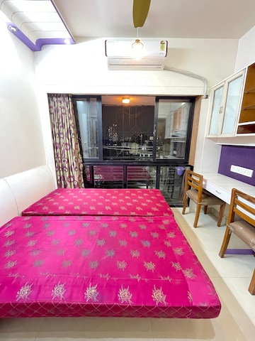 Bedroom in 2.5 BHK Apartment at Sapphire Heights, Kandivali East – for Rent