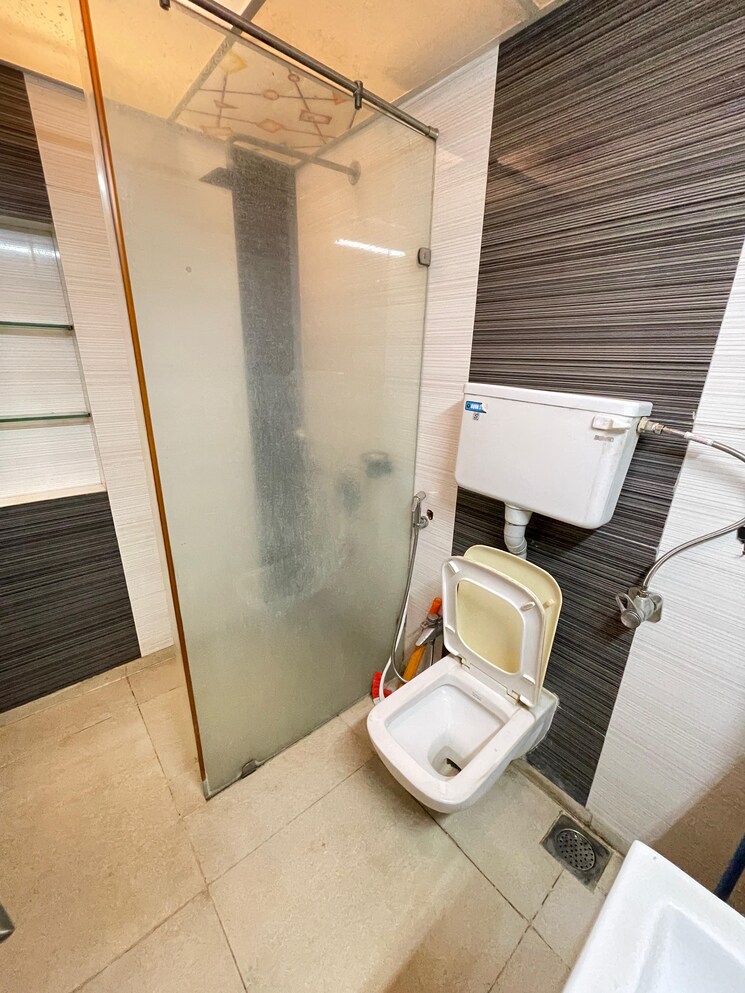 Bathroom, sapphire-heights 2.5 Bedroom 1250 Sq.Ft. Apartment In Kandivali East Mumbai 8796507