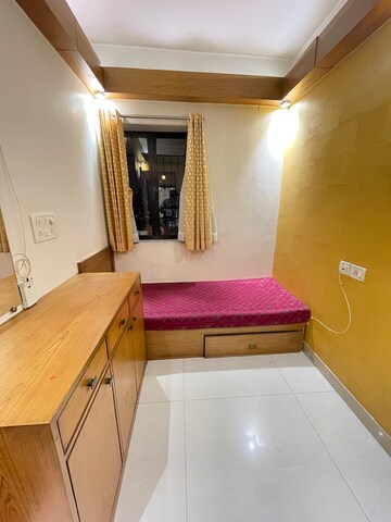 Furnished Amenities in 2.5 BHK Apartment at Sapphire Heights, Kandivali East – for Rent