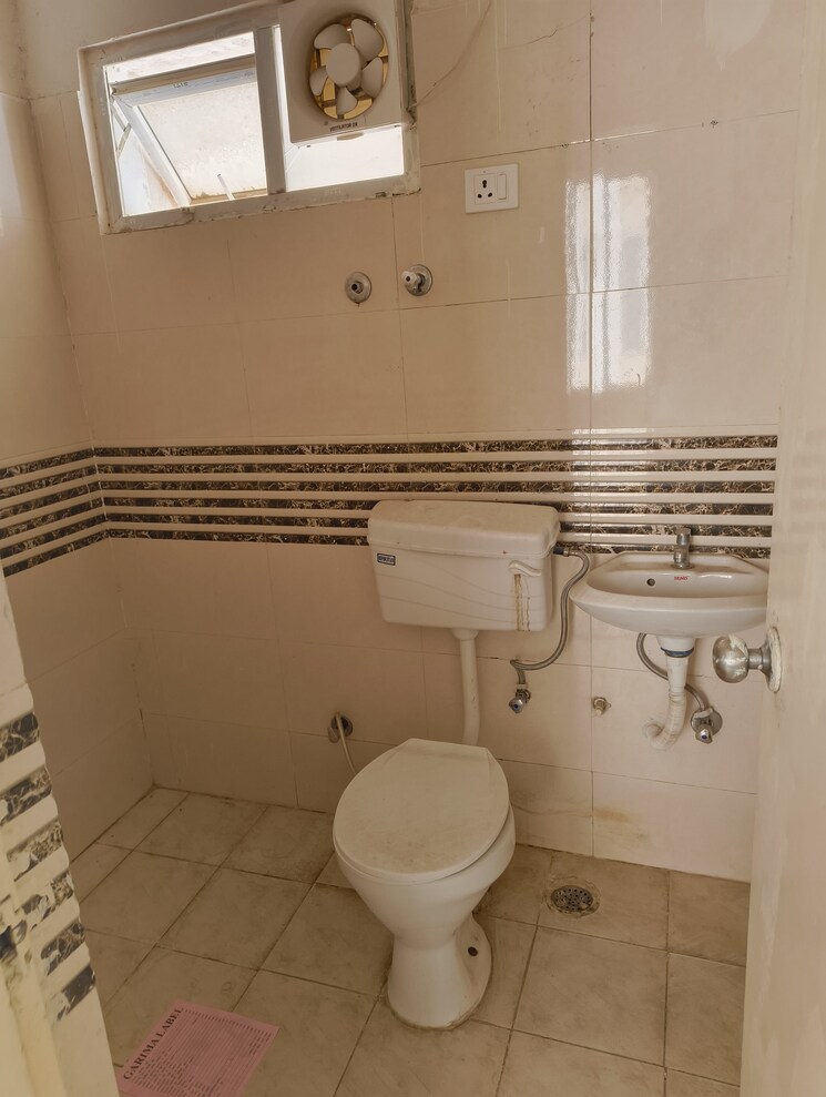 Bathroom, shree-vardhman-green-court 2 Bedroom 626 Sq.Ft. Apartment In Sector 90 Gurgaon 8796523