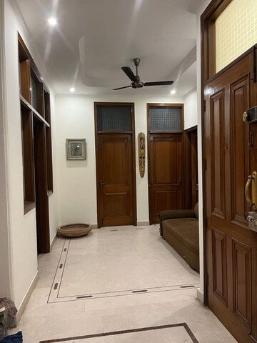 Furnished Amenities in 3 BHK Builder Floor at Defence Colony – for Rent