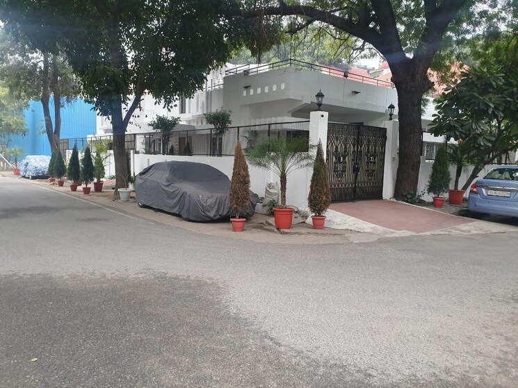  Parking, gulmohar park 3 Bedroom 400 Sq.Yd. Builder Floor In Gulmohar Park Delhi 8796525