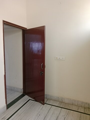 Room in 2.5 BHK Builder Floor at Sector 18 – for Rent