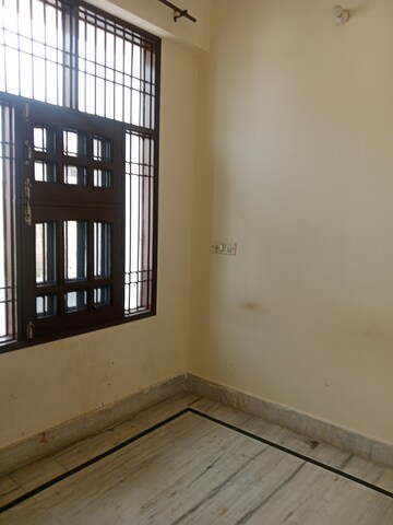 Room in 2.5 BHK Builder Floor at Sector 18 – for Rent