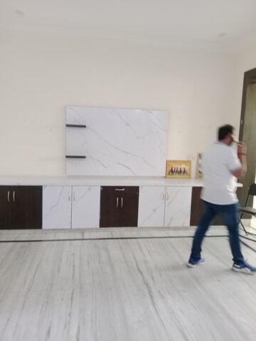 Room in 2.5 BHK Builder Floor at Sector 18 – for Rent