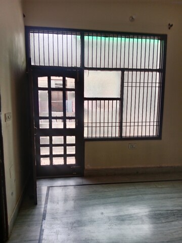 Room in 2.5 BHK Builder Floor at Sector 18 – for Rent