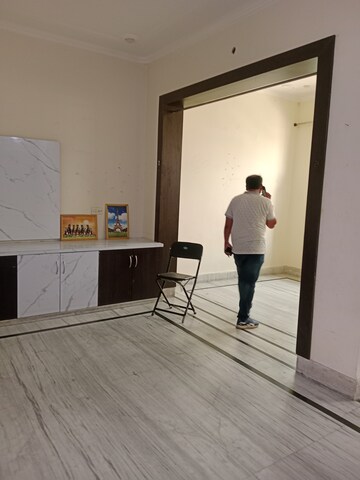 Room in 2.5 BHK Builder Floor at Sector 18 – for Rent