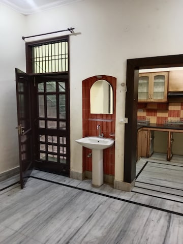 Room in 2.5 BHK Builder Floor at Sector 18 – for Rent