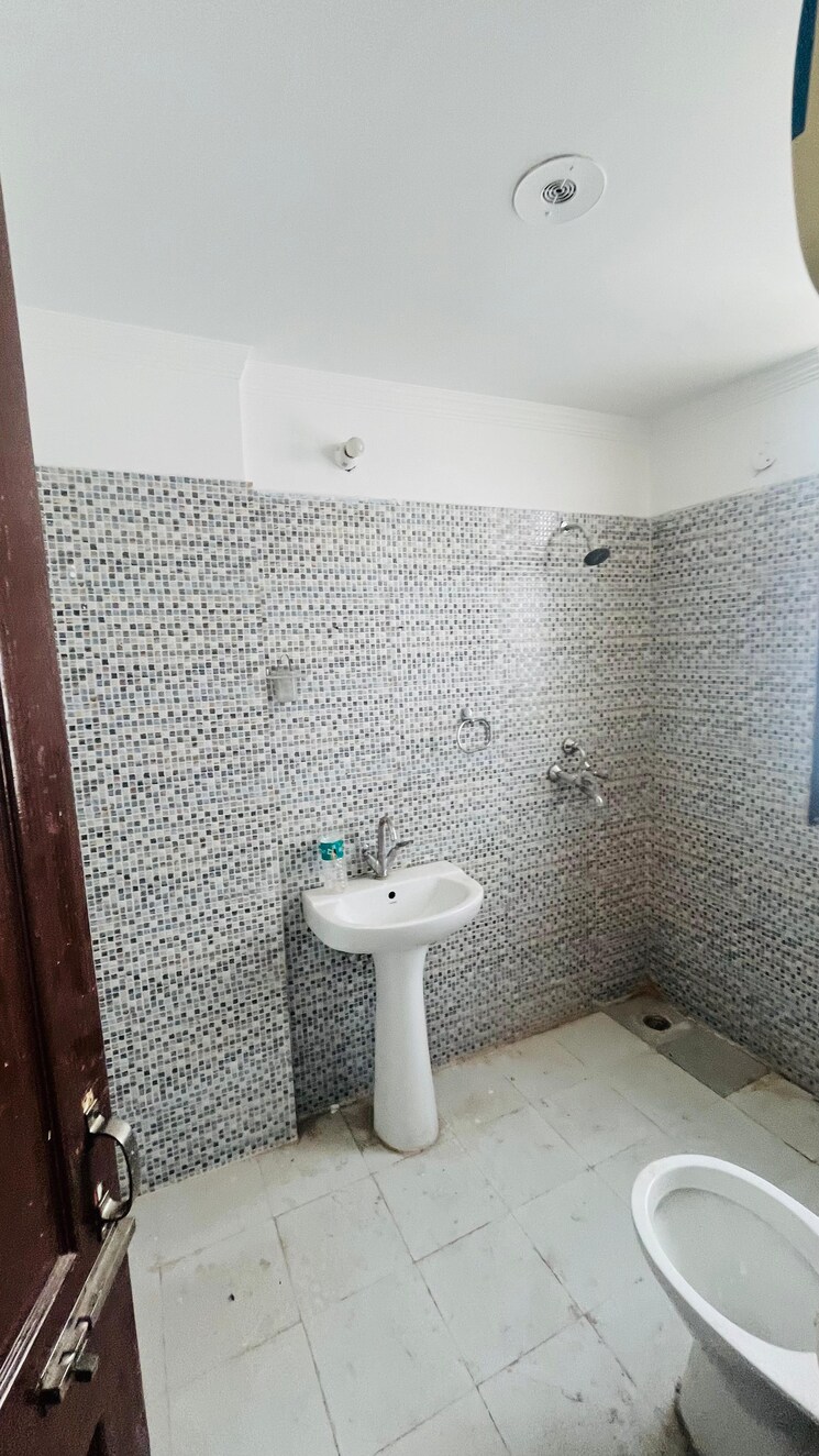 Bathroom, maya-garden-city 3 Bedroom 1852 Sq.Ft. Apartment In Lohgarh Zirakpur 8796589